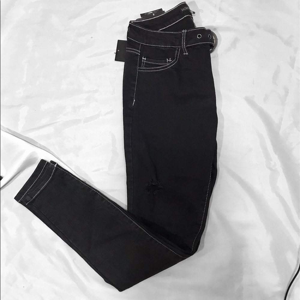 FASHION NOVA skinny jeans with belt
